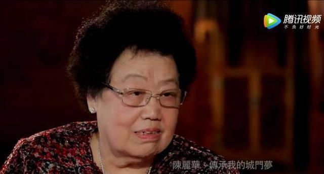 陈丽华吃完饭，家人全都放下筷子站起来搀扶，陈丽华一脸自豪！-陈丽华47岁