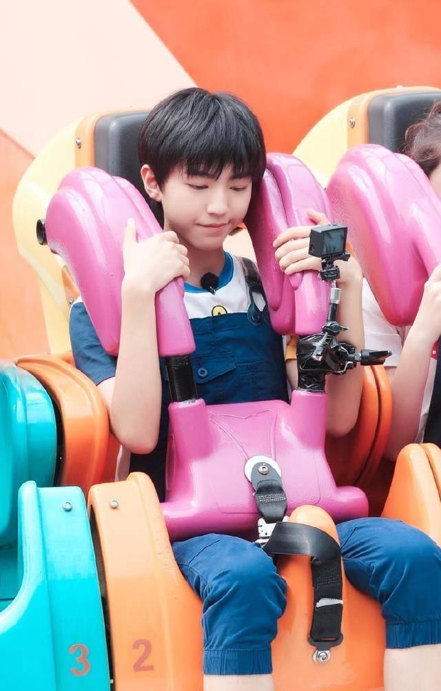 tfboys王俊凯绝对是最佳男友,王三岁太可爱了!_姿势_过山车_娃娃