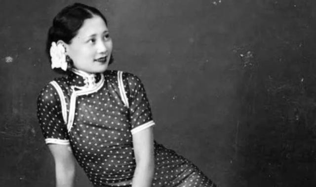 走到一处集市附近,唐继尧的目光被一位妖娆女子吸引,赶忙让司机停车.