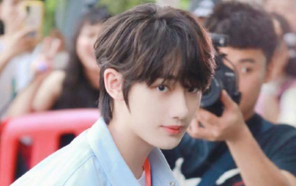 丁程鑫加入快乐家族,谢娜何炅等成员欢迎,网友问考证了吗?