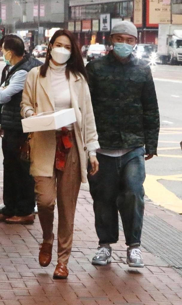 tvb爱国艺人杨明餐饮店遭受打击,与女友亲自送外卖,丝毫不尴尬_庄思明