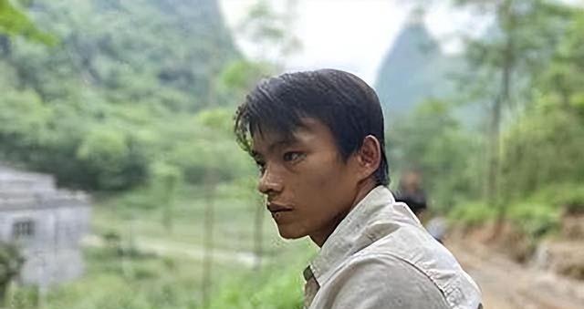 广西90后夫妻生10个娃,每个月领4000元低保,政府还给