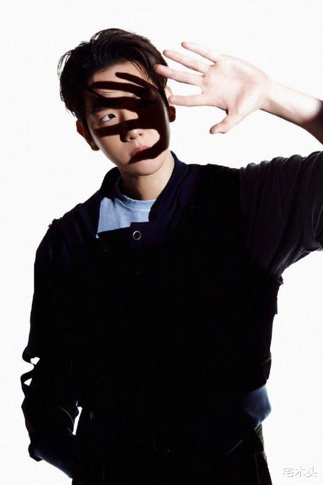 exo回归预告造型,他似乎十分偏爱这个扶脑袋的pose,黑色的外套搭配