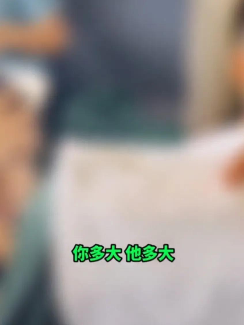 doooclip 高铁上孩子骚扰乘客引起争执，父母说孩子还小，弹你脑壳怎么了？_小男孩_家长_行为