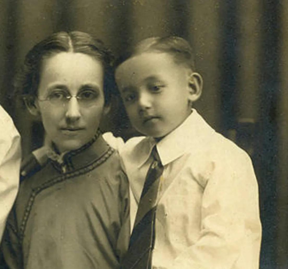 李鸿章死时留给子孙10多亿,52年后,他43岁的混血孙子竟活活饿死_儿子