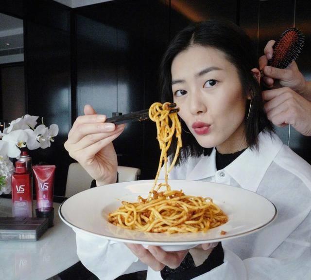 超模刘雯厦门出席活动,身材却不被羡慕,而她的减肥餐才是大挑战_网友