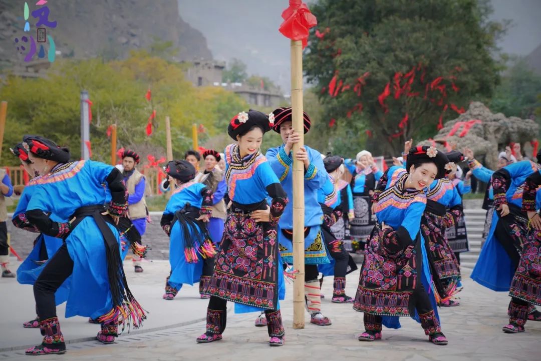 七彩斑斓·云中霓裳|当羌族服饰遇上多巴胺穿搭～_红色_大自然_白色