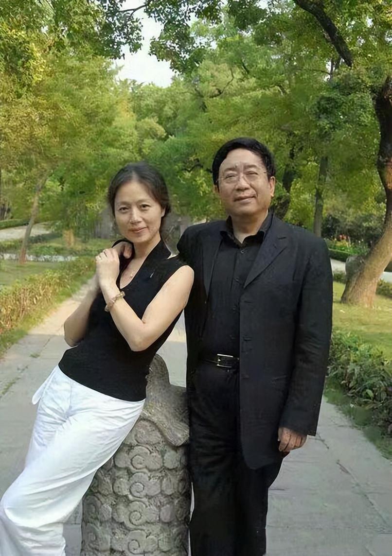 余秋雨约马兰去逛街!老爷爷,漂亮女儿,牵手的老夫妻_优点_年龄_技巧