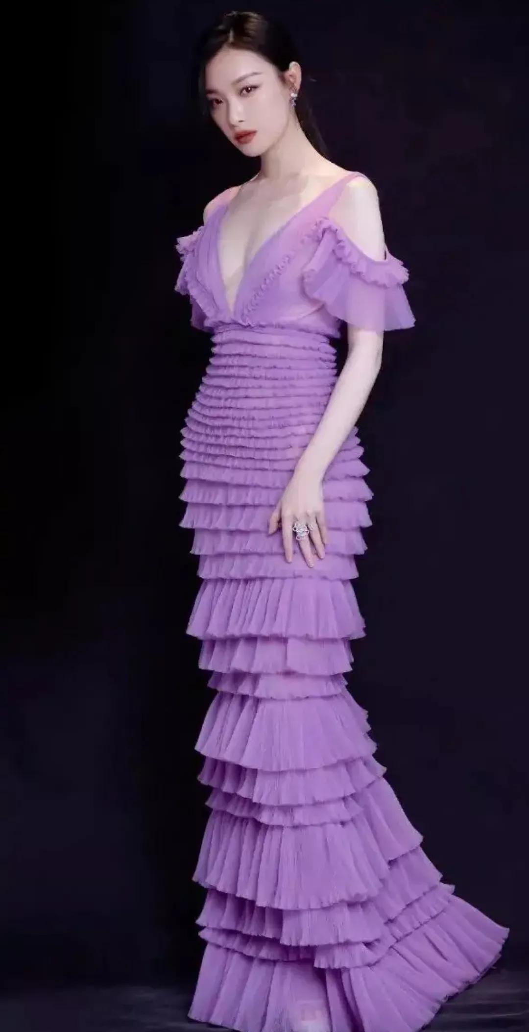 独一无二百褶长裙引人瞩目,冷美人倪妮是不是你的理想型?