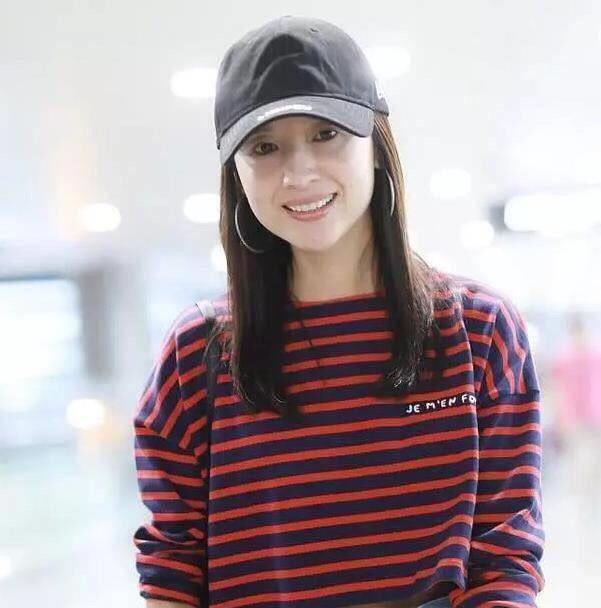 怪不得董洁喜欢素颜走机场,40岁还是那么清纯漂亮,就是有点憔悴_身材