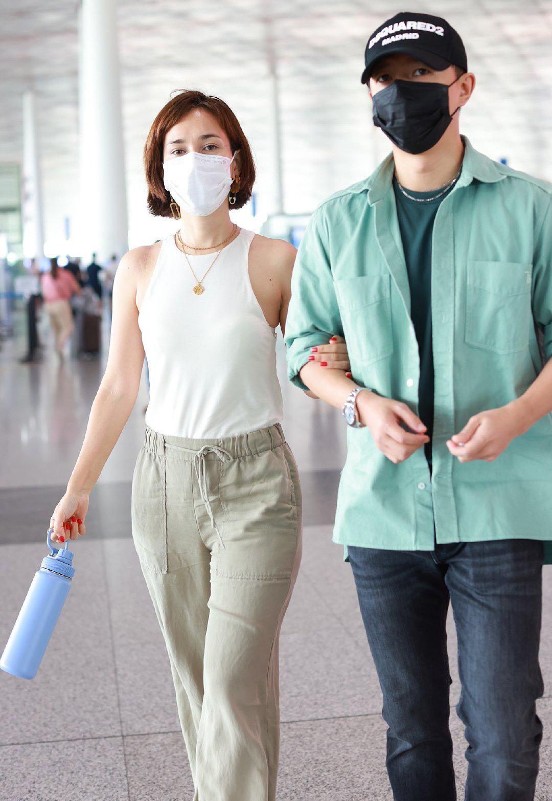 韩庚卢靖姗夫妇甜蜜挽臂秀恩爱,两人贴心互宠很照顾对方_老婆_望夫眼