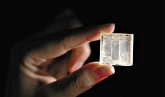 这种像冰糖一样的晶体就是kbbf晶体,别看它小,却是芯片制造,激光制导