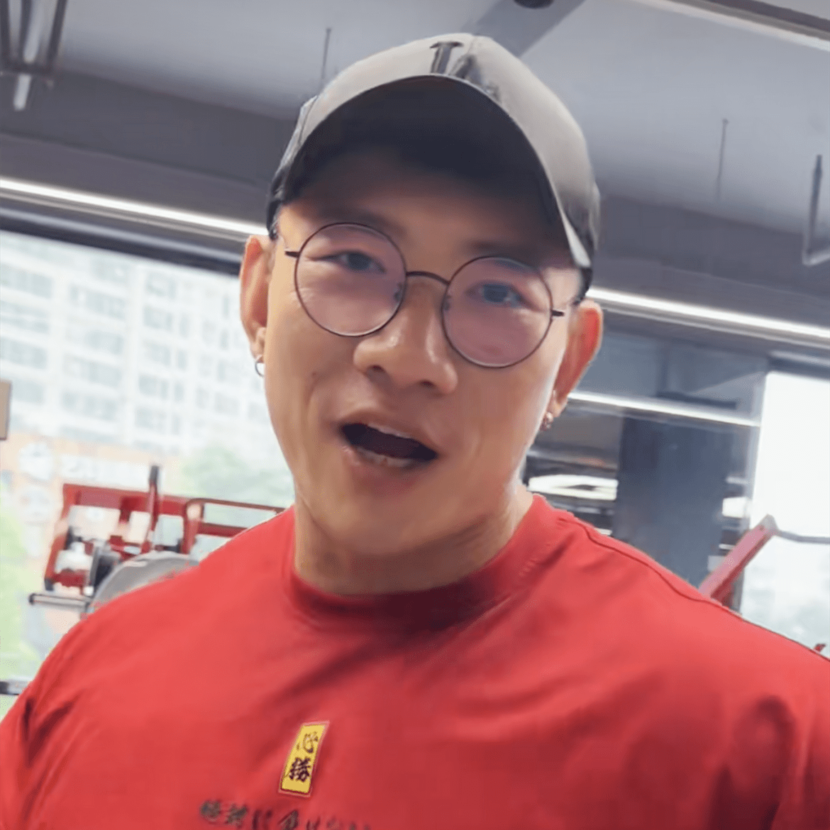 名叫"邪魅"的网红与徒弟李明轩堪称为健身界的"搞笑流",一个打擂台,一