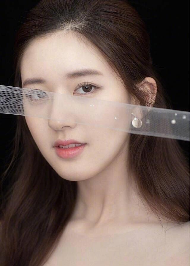 海藻卷发 绿丝带,美貌不输张雪迎,她才是最适合演尹夏沫的人_赵露思