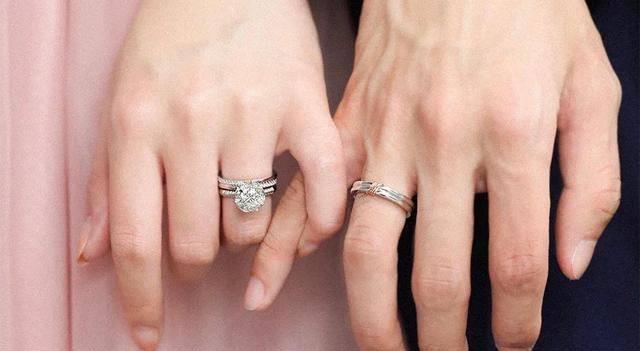 吉娜纯素颜弹钢琴,穿灰色t恤侧颜美翻,难怪郎朗送dr钻戒告白_造型