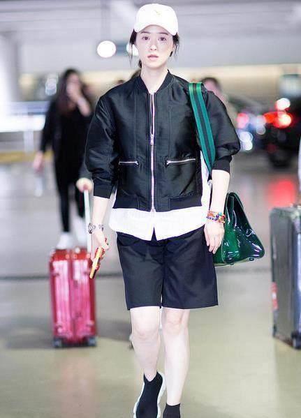 蒋欣怎么胖成这样啦?从肩膀下来就是直笼桶!上衣被撑得全是褶子!