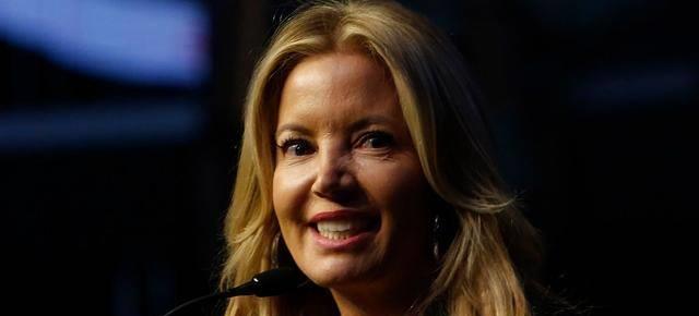 近日据《sbnation》报道,湖人老板珍妮-巴斯坦言,为了戴维斯而送出