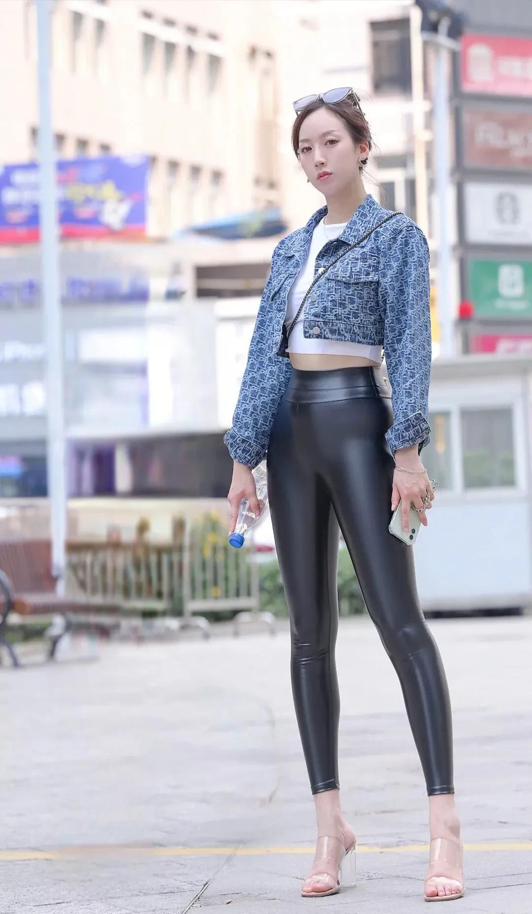 但事实上,女生穿皮裤的态度并不比男生差.