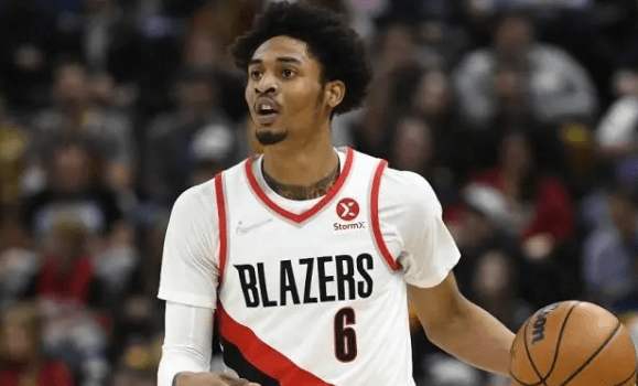 基恩-约翰逊(keane johnson)是一位年轻有为的球员_赛季_进步_挑战