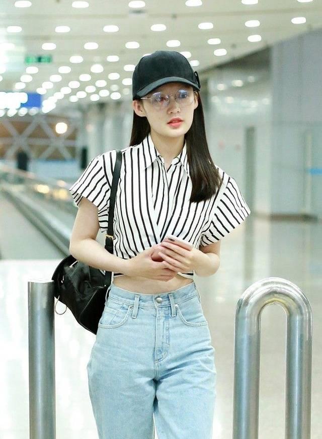 李沁戴棒球帽现身机场一袭条纹衬衫配牛仔裤秀小蛮腰美的清纯_薛宝钗