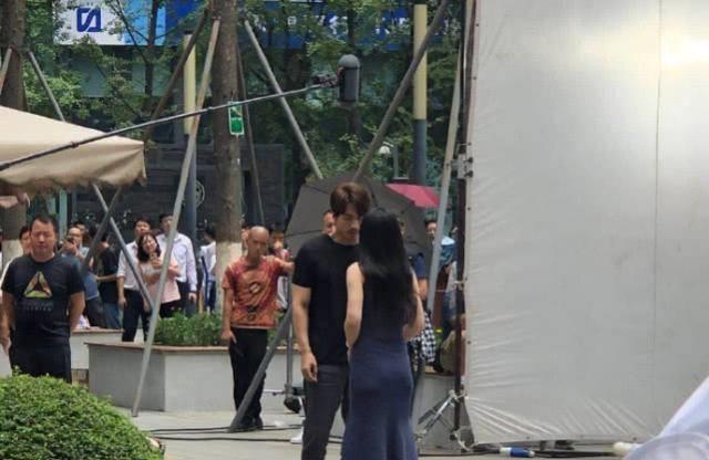 偶遇言承旭柳岩拍戏,路人镜头下"身材"引热议,网友:幻想破灭_女神