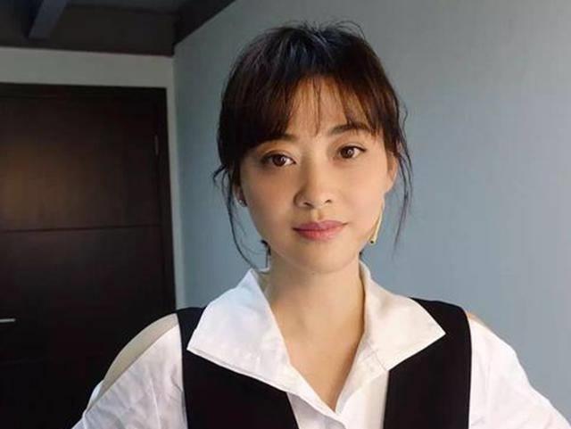 梅婷女儿快快长大了,五官精致大眼灵动黑眼圈呆萌,妈妈基因强大_老公