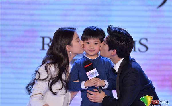 刘亦菲白西装似精英,抱着戏中演"小阿离"的彭子苏一脸慈祥,杨洋"重操