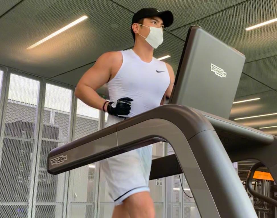 杜江分享健身视频,肌肉线条让人看直眼,霍思燕却带头开起了车_身材