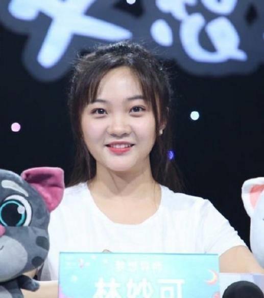 林妙可挑战平板支撑减肥,至于瘦脸,还是靠滤镜_化妆_小视频_时候