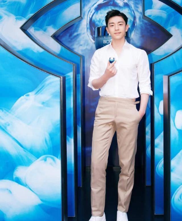 你的气质里缺少一双"小白鞋",这样搭让你一秒穿出潮流feel_白色_休闲