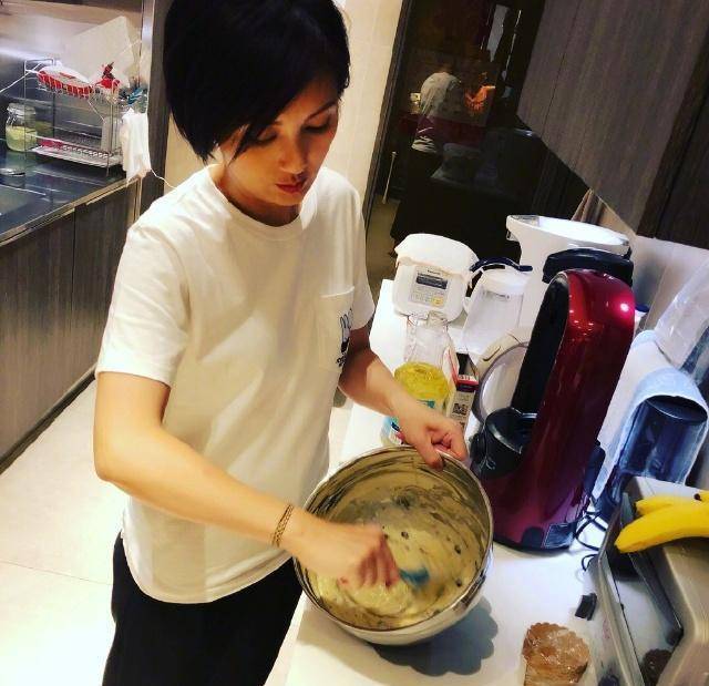 杨千嬅耍萌爱自拍,和丈夫两人常常大秀恩爱,儿子成暖心小厨师_面包_丁