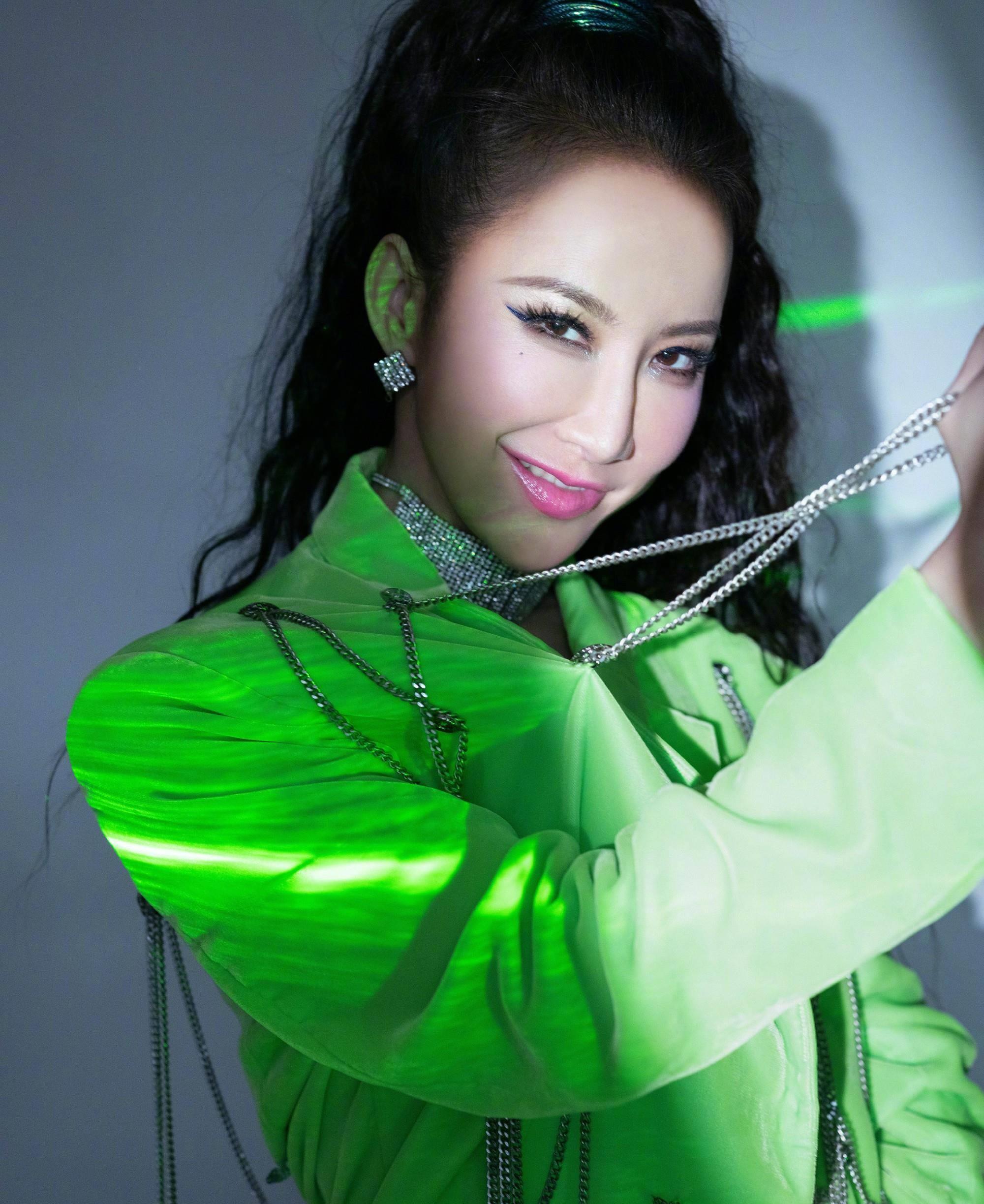 魔鬼身材李玟:性感时让人惊呼,典雅时让人沉醉,摇滚时让人震撼_造型