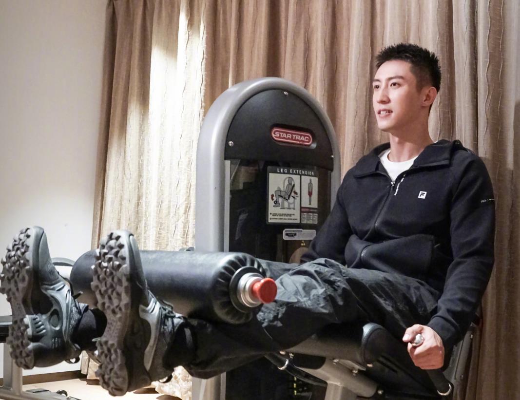 杜江分享健身视频,肌肉线条让人看直眼,霍思燕却带头开起了车_身材