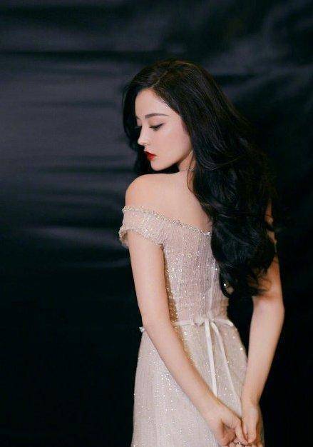 杨幂带火了"云朵卷",时髦减龄显发量,娜扎,鞠婧祎都在跟风_卷发_五官