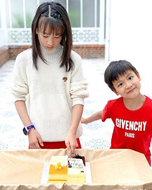 叶一茜晒儿子,小亮仔大口吃面喝饮料不停吧唧嘴,身后森碟抢镜!