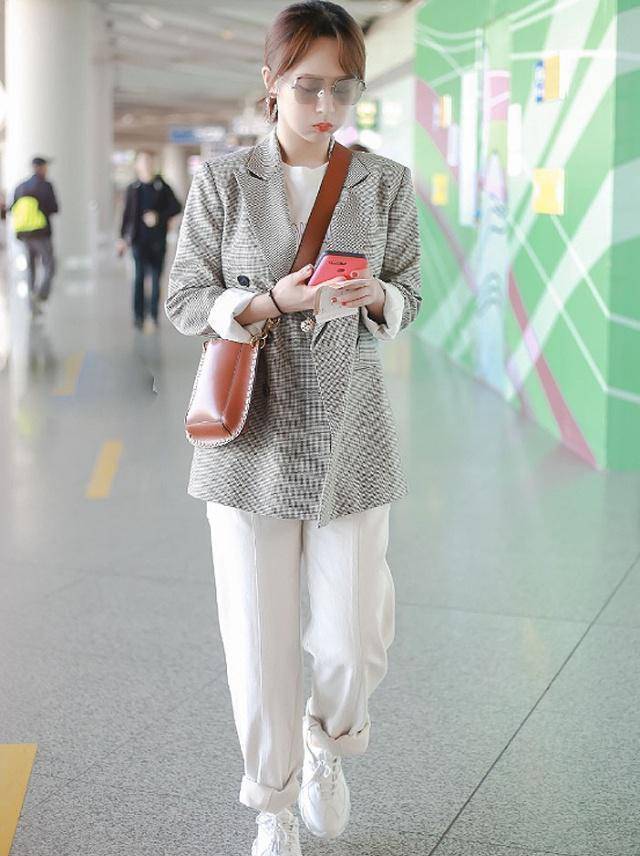 杨紫低调现身机场,连体裤造型清新利落,变身可爱的"超级玛丽"_白色