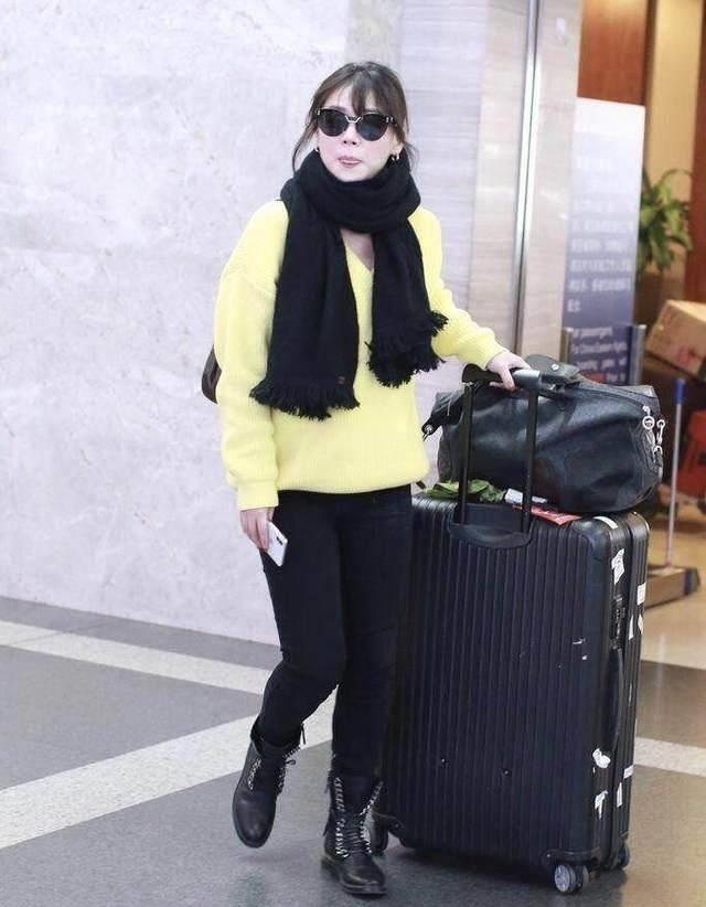 马思纯亮相机场,爆肥十斤有点萌?