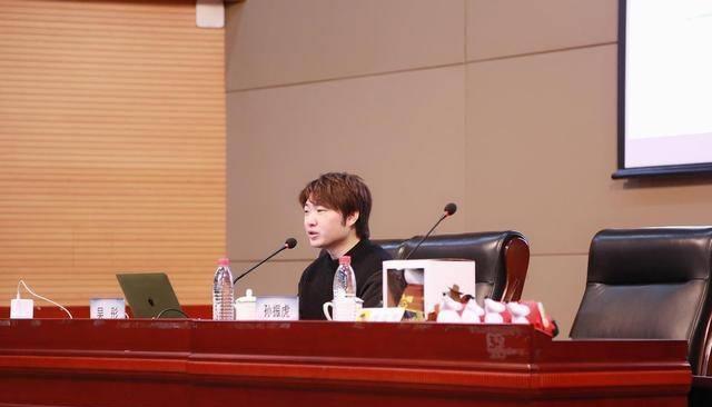 事实上,吴彤作为浙江卫视的制片人和导演,他年纪轻轻就创造出很多优秀