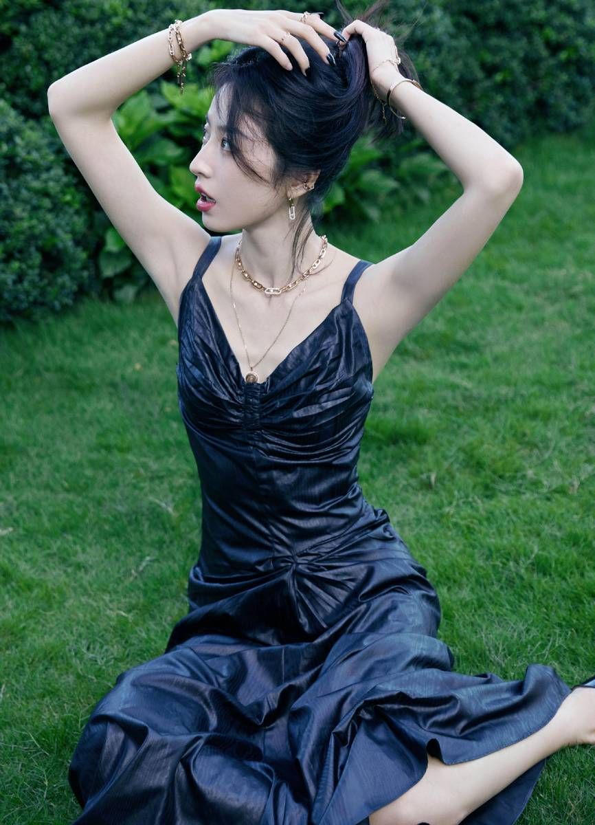 周雨彤穿吊带长裙复古感十足 漫步绿意间清爽宜人_展现_时尚_魅力