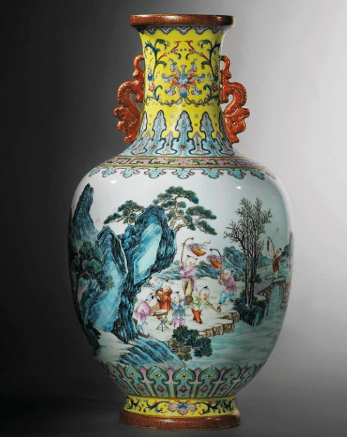 清乾隆 瓷胎洋彩黄地锦上添花莲纹长春百子图双龙耳瓶尺寸:高38.