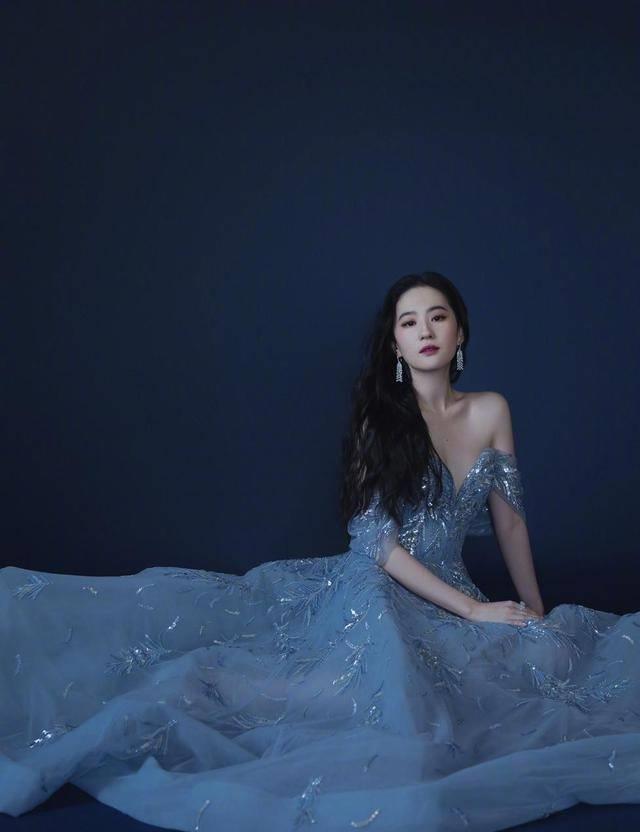 刘亦菲出席活动仙气十足,皮肤白皙身材修长,33岁状态仍似少女_气质