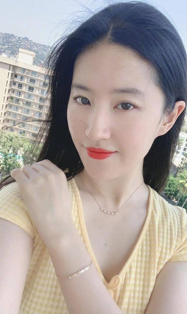 刘亦菲生日自拍白到发光,发量也令人羡慕,只是鼻头要加强保养了_照片