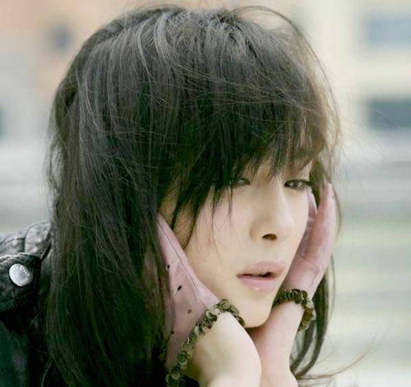 太妹事件"和"诈捐门事件",对于当年自己对镜头竖中指的事,杨幂已经