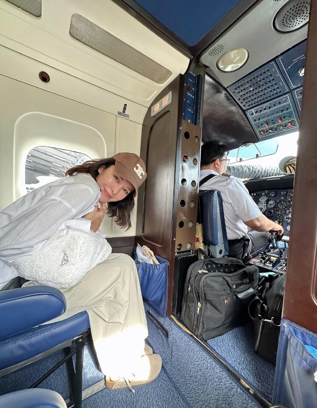 tvb女星张曦雯身穿蓝色泳衣在沙滩上玩耍,在蓝天碧海下吃生海胆_mark