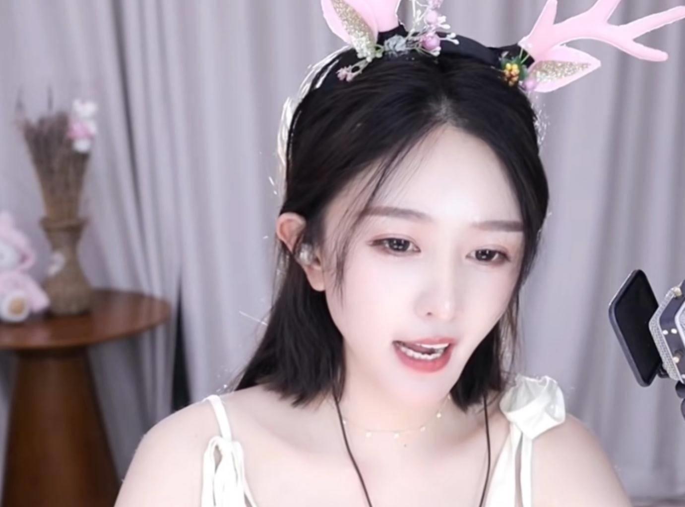 林七七最好看的穿搭,非旗袍莫属最棒,风格优雅,难怪能这么火_长相