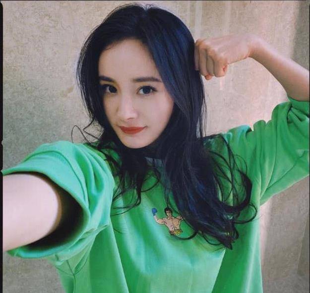 杨幂穿运动装嘟红唇卖萌又美又俏,网友看到拍照背景后直呼吓人_养生