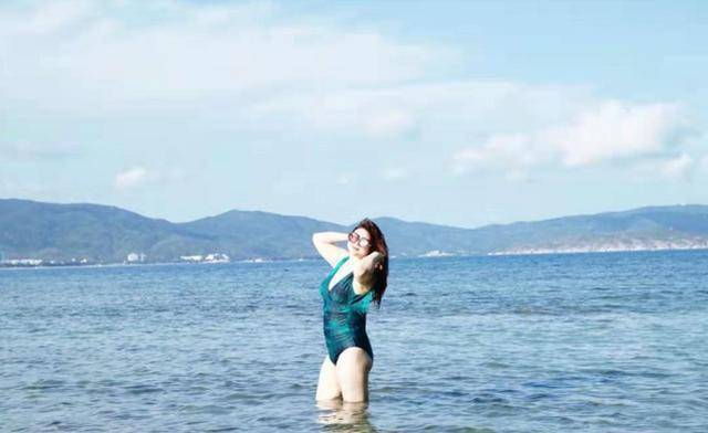 杨天真晒泳装照自信秀身材,s曲线超抢镜_工作日_海里_太阳眼镜