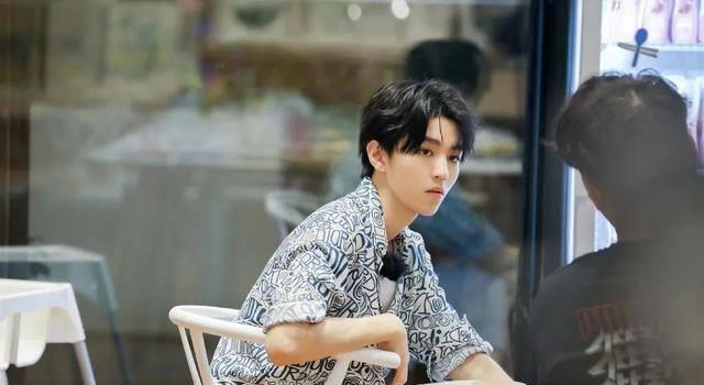 非凡医者》有期待之处也会有吐槽之处,因为这又是一部网剧,对于王俊凯