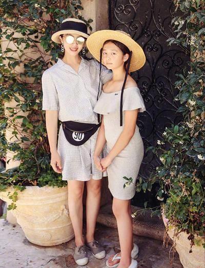 孙莉又大方晒女儿多多近照,短发齐肩表情专注,侧颜真的好漂亮!