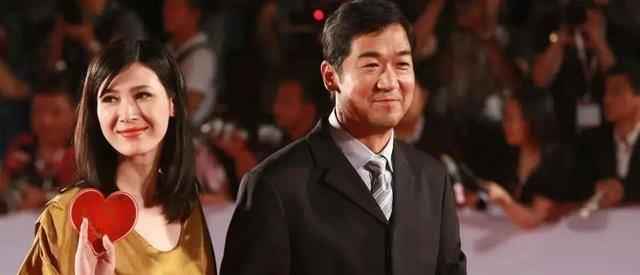 挽着张国立的童蕾,没有李云龙老婆时候好看,张国立全程笑脸相迎_名字